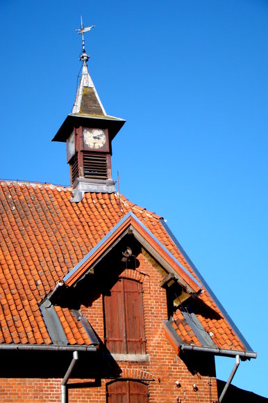 Zegar na starym budynku(stadnina koni w Rzecznej)