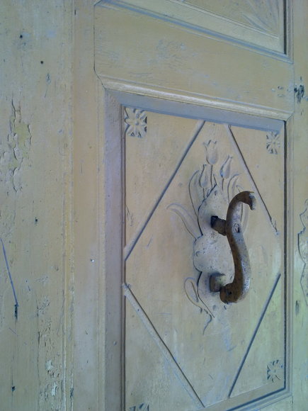 Klamka na drzwiach domu podcieniowego w Jelonkach. (Wrzesień 2013)