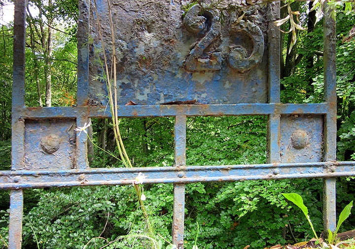 Jagodnik – fragment barierek zabytkowego mostu wybudowanego w 1925 roku przez elbląską firmę Karl Metzger &Co. (Wrzesień 2013)