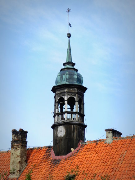 Wieżyczka z 1799 roku na dachu budynku w miejscowości Wysoka