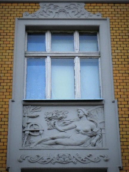 Elementy ozdobne wokół okna na ul. Malborskiej.