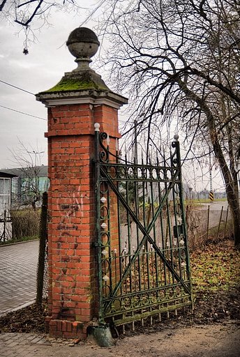 Stara brama przy wejściu na posesję w Braniewie.