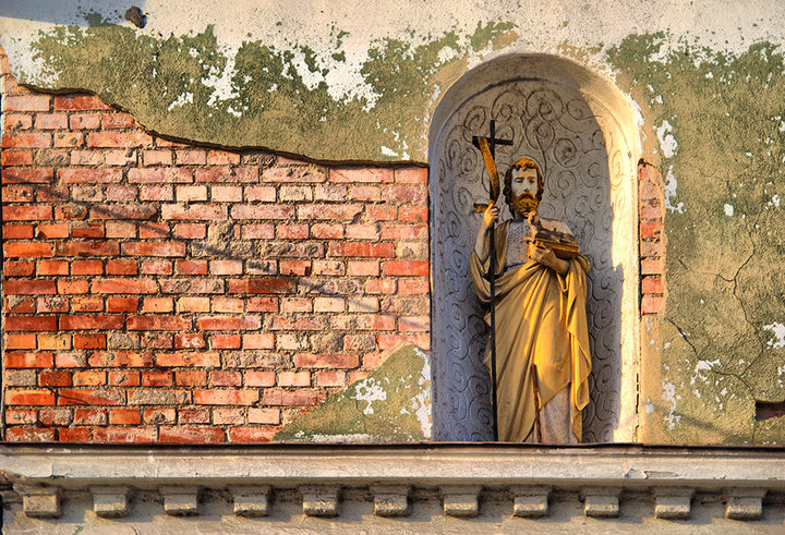 Frombork. Ściana boczna budynku- Figura. ul. Kopernika