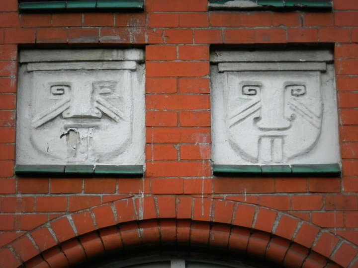 Elementy ozdobne na fasadzie domu przy ul. Panieńskiej