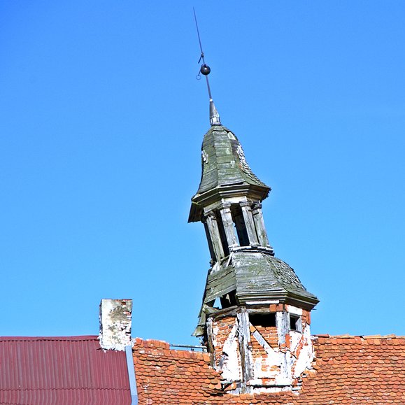 Agonia wieżyczki na budynku mieszkalnym we wsi Śliwice, gm. Rychliki.