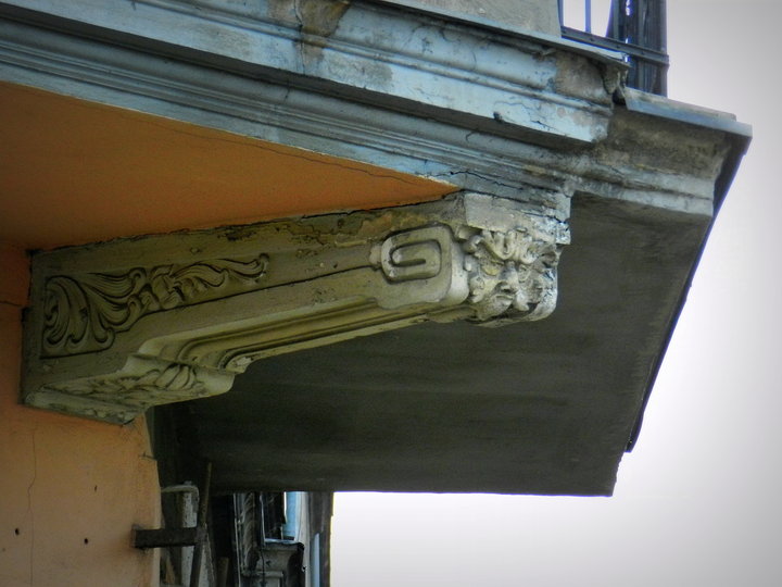 Ozdobny wspornik balkonu przy ul. Zagonowej (Kwiecień 2014)