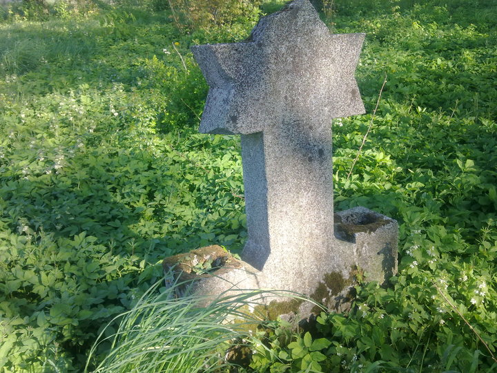 Pomnik na dawnym cmentarzu ewangelickim założonym na przełomie xvII i xvIII w.Stalewo gmina Markusy. (Maj 2014)