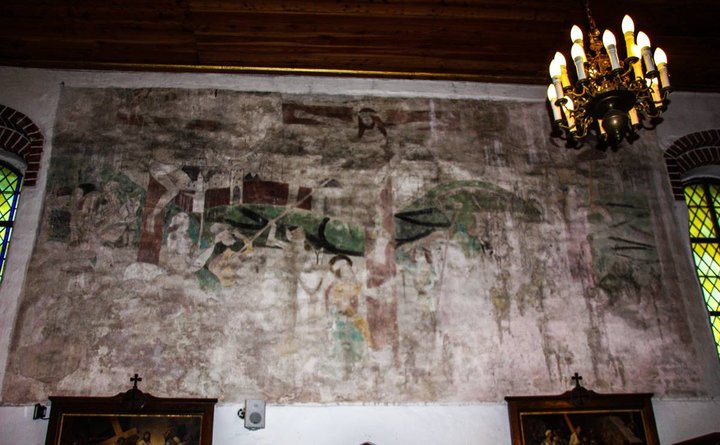 XIV wieczny fresk ze sceną Ukrzyżowania na południowej ścianie kościoła św. Barbary w Krzyżanowie.