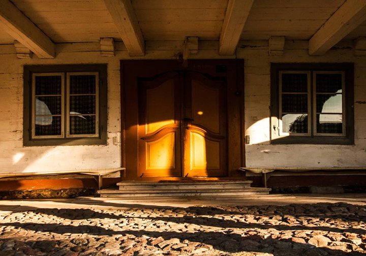 Drzwi i belki na suficie domu podcieniowego w Rozgarcie (gm. Gronowo Elbląskie)