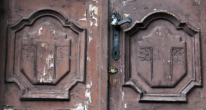 Zdobienia drzwi wejściowych do budynku przy ul. Traugutta (Lipiec 2014)