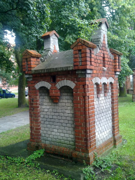 "Domek"  Teren  szpitala miejskiego w Elblągu. (Sierpień 2014)
