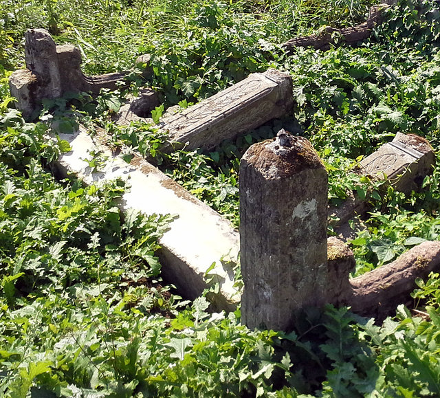 Fragment nagrobka na starym cmentarzu w Kępkach (Sierpień 2014)
