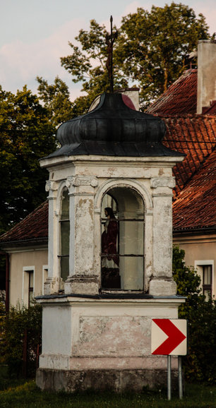 Tolkowiec. Zabytkowa kapliczka. W środku widoczna figura Jezusa.