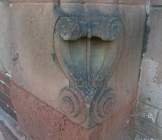 Elbląska Starówka-zdobiony kawałek muru