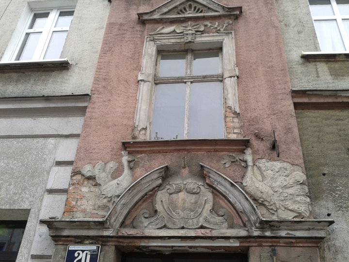 Ratujmy od zniszczenia- ozdobny fragment budynku ul. Mickiewicza
