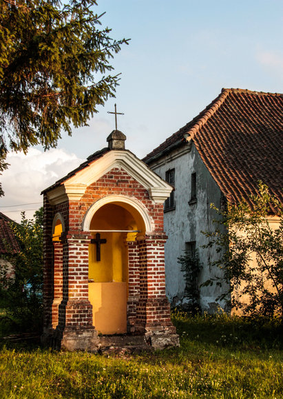 Tolkowiec. Zabytkowa kapliczka.