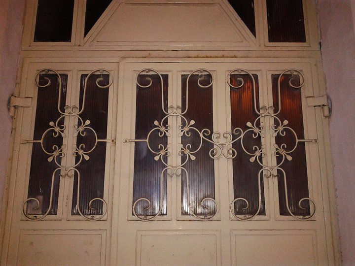 Fragment metalowych drzwi ul.Grunwaldzka Elblag (Styczeń 2015)