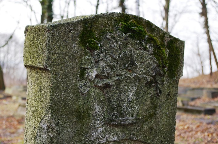Fragment nagrobku na starym cmentarzu ewangelickim. Kamionek Wielki