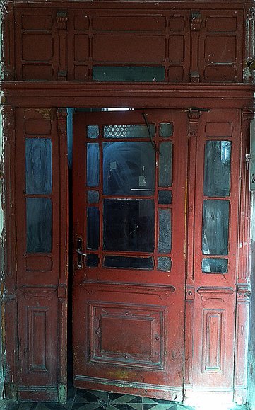 Drzwi wewnątrz budynku ul. Bema (Marzec 2015)