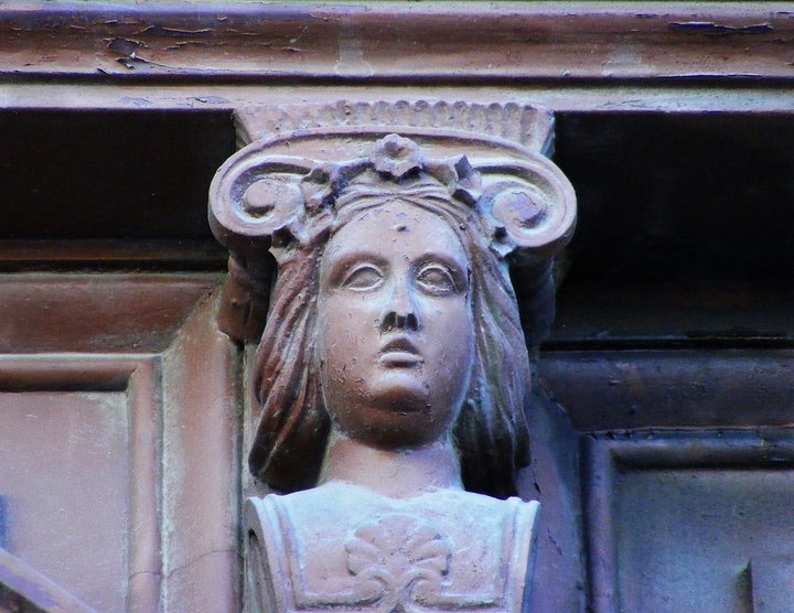 Głowa kobiety na drzwiach