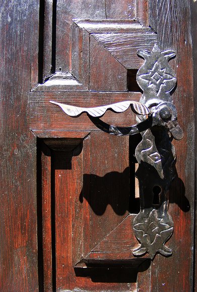 Fragment drzwi z zabytkową klamką