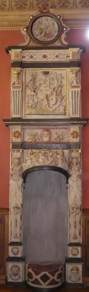 Kominek z elbląskiego Ratusza Staromiejskiego zakupiony przez właścicieli pałacu w Waplewie Wielkim.