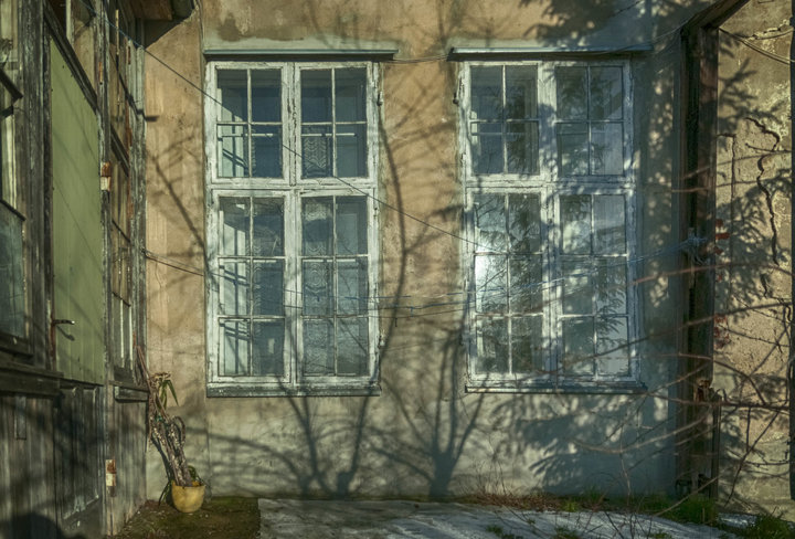 Zabytkowe okna w starej willi (Styczeń 2019)