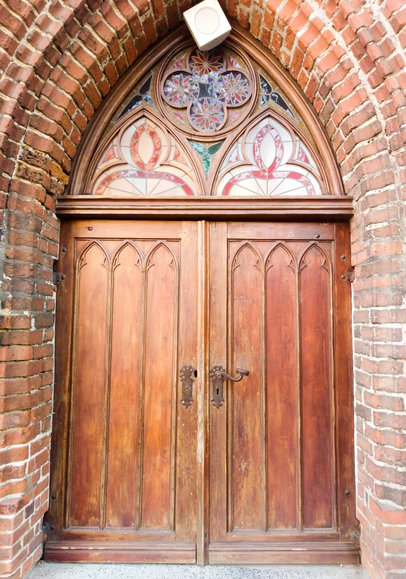 Drzwi z pięknymi witrażami (Maj 2019)