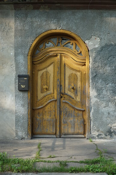 Drzwi w Różanach