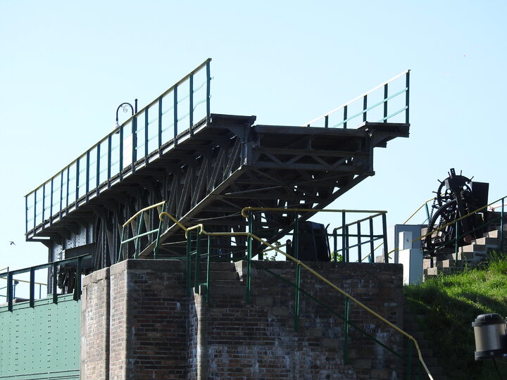 Przęsło obrotowe mostu kolejki wąskotorowej i mechanizm ręczny jego obrotu (Sierpień 2021)