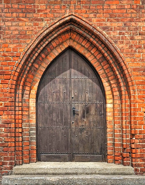 Gotycki portal w kościele Bożego Ciała.