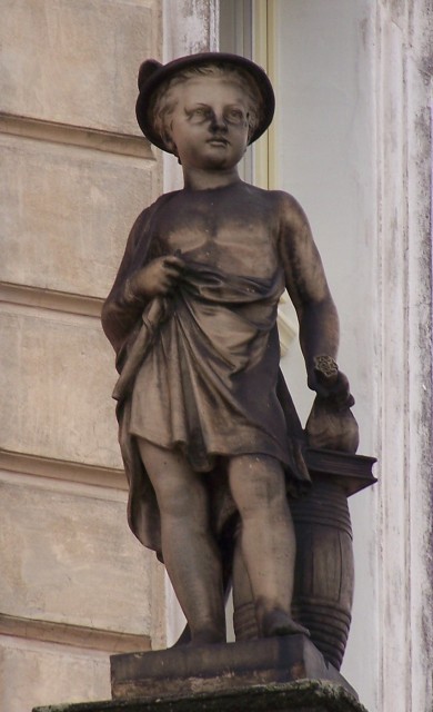Rzeźba na pałacyku przy ul. Zacisze