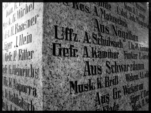 Obelisk upamiętniający ofiary I WŚ na cmentarzu w Jegłowniku. (Listopad 2008)