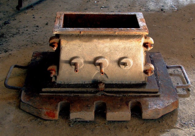 Zagadkowa bryła metalu?

Zdjęcie przedstawia starą przedwojenną  formę do produkcji cegły używaną w cegielni Suchacz.