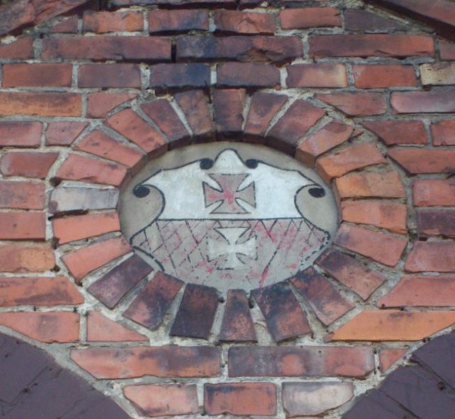 Namalowany (nie wyrzeźbiony) herb Elbląga na budynku przy ulicy Robotniczej.