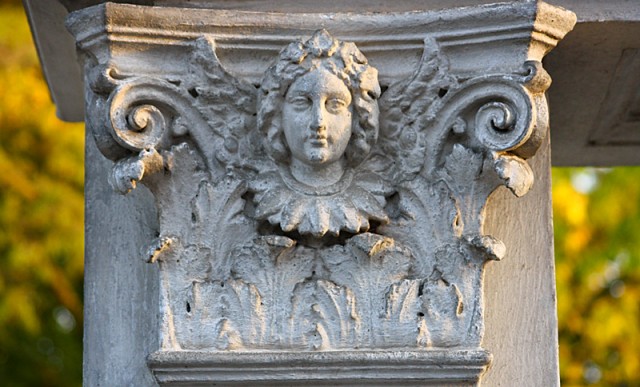 Anioł z bramy przy kościele na ul. Agrykola
