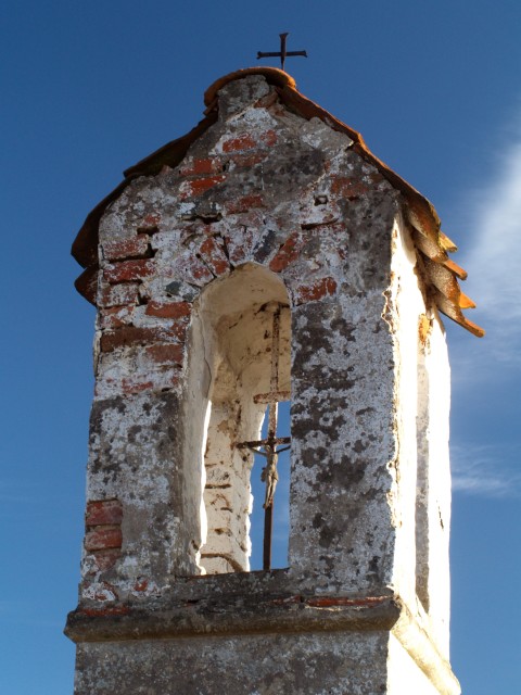 Przydrożna kapliczka - wieś Krzywiec koło Pogrodzia. (Grudzień 2009)