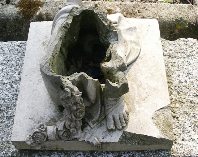 Fragment rzeźby - cmentarz ewangelicko -mennonicki, Fiszewo