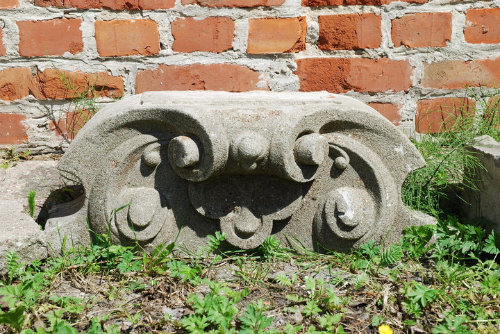 Mniej eksponowany fragment nagrobna w dawnym zespole podominikańskim w Elblągu.
