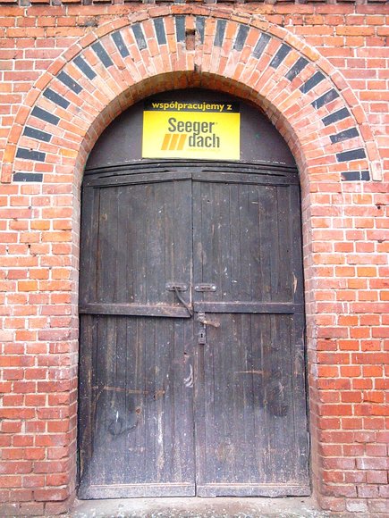 Drzwi dawnego młyna przy ul. Traugutta.