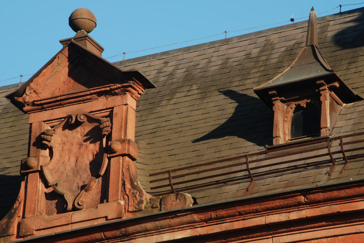 Fragment dachu Poczty Głównej w Elblągu (od strony ul. Garbary)