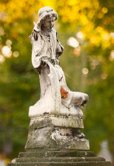 Figura nagrobna na cmentarzu w Starym Polu