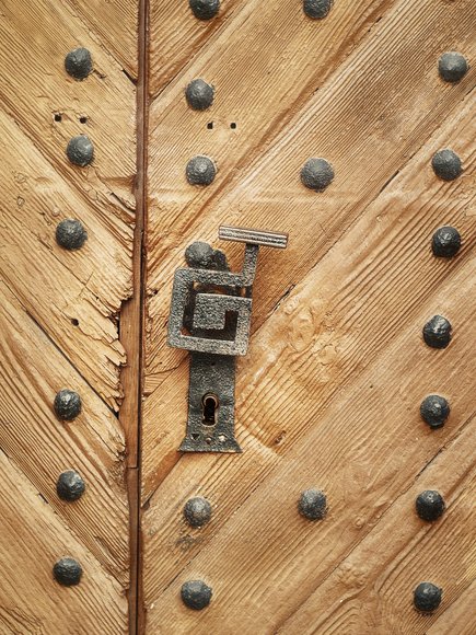 Klamka o ciekawym kształcie - drzwi kościoła w miejscowości Jasna. (Listopad 2010)