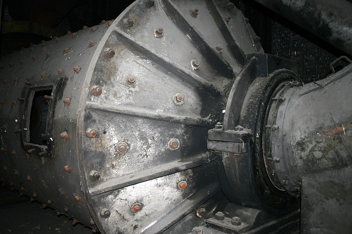 Fragment młyna kulowego z 1928r Elektrociepłownia Elbląg obecnie ENERGA Kogeneracja (Kwiecień 2011)