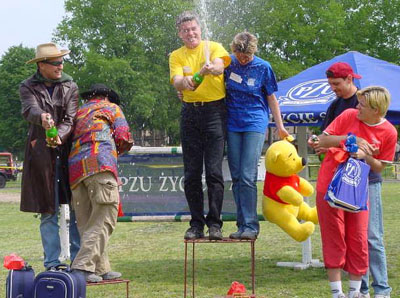 Elbląg, Ekipa portElu na najwyższym podium podczas rytualnego polewania szampanem.