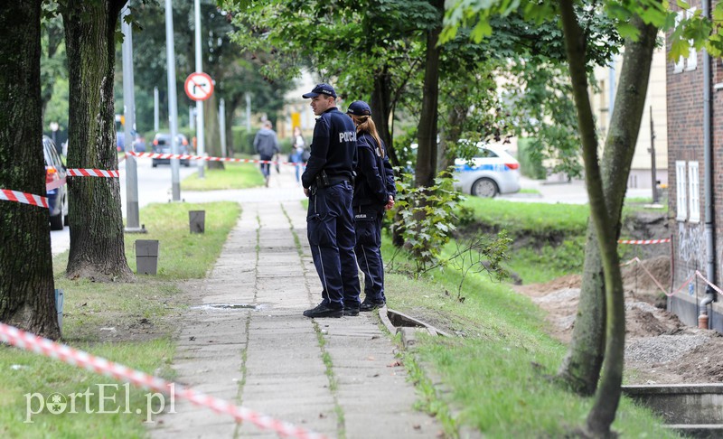 Elbląg, Teren przy szkole zabezpieczają policjanci