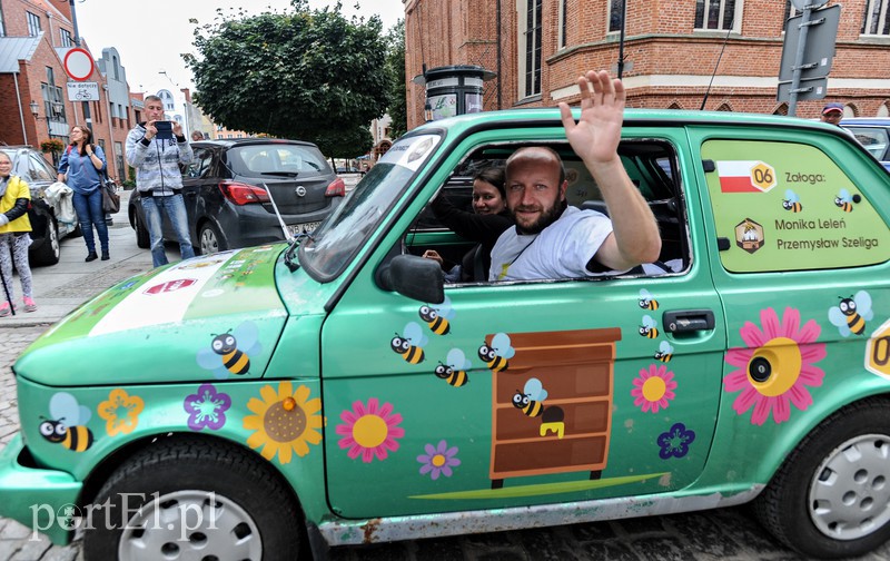 Elbląg, Uczestnicy Rajdu w obronie pszczół jadą w kolorowych maluchach