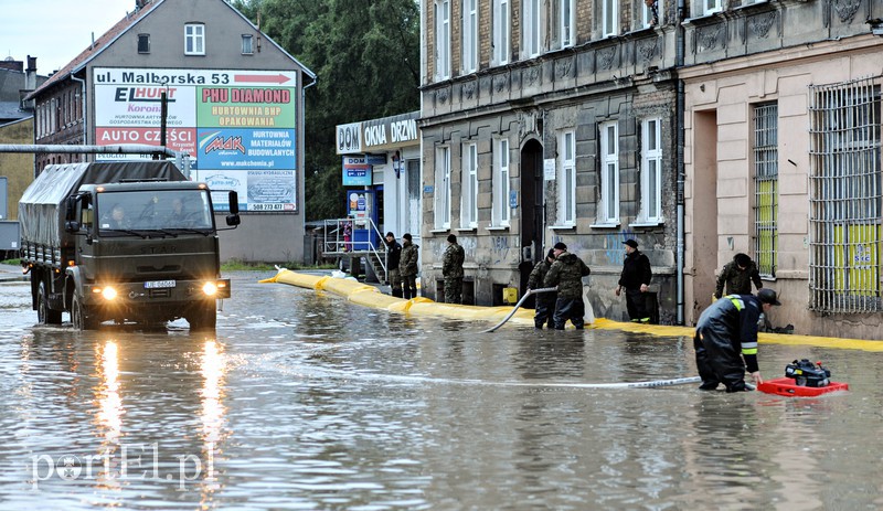 Elbląg, Po godzinie 18 na pomoc mieszkańcom ul. Malborskiej ruszyło też wojsko