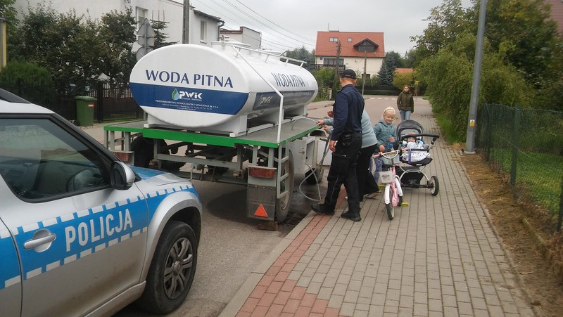 Elbląg, Woda dla mieszkańców - policjanci informują i pomagają Elbląg, Woda dla mieszkańców - policjanci informują i pomagają