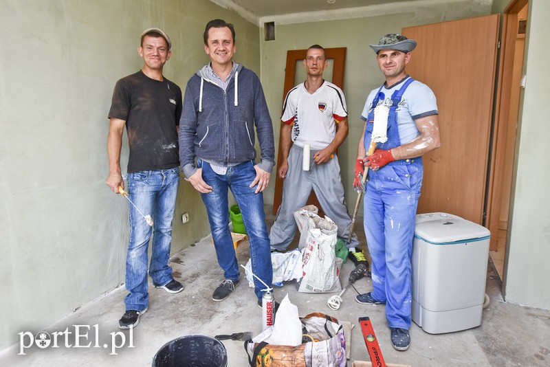 Elbląg, Od lewej: Michał, Piotr Grzeszczuk, Marcin (będzie mieszkał w mieszkaniu) oraz Paweł są w trakcie remontu kolejnego pomieszczenia przekazanego Teen Challenge